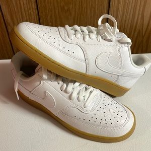 Size 8.5 Nike court Vision low.